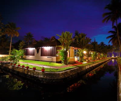 https://imgcld.yatra.com/ytimages/image/upload/t_hotel_yatra_city_desktop/v1404470507/Domestic Hotels/Hotels_Kumarakom/Hotel Paradise Resort/Resort_Night_View.jpg